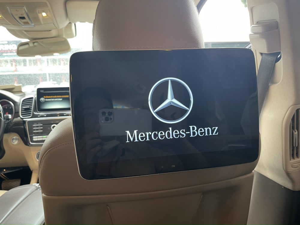 man-hinh-goi-mercedes